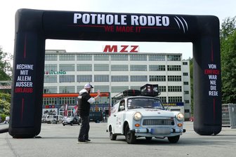 Pothole Rodeo: Im Erzgebirge beginnt für Trabant und Co. ein großes Abenteuer - Am ehemaligen Zschopauer MZ-Werk fuhr am Dienstagmorgen auch Frank Kiehle-Ittner mit seinem Trabant durch den Startbogen.