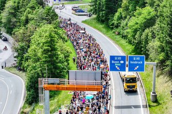 Protest und Sperre: Ein Ruhetag am Brenner - Tausende demonstrierten gegen die Umweltbelastungen durch den Transitverkehr