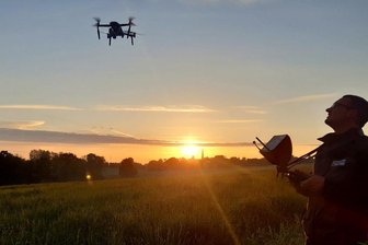 Rehkitz-Rettung: Agrargenossenschaft Methau verfeinert Technik - Am frühen Morgen bringt ein Mitarbeiter die Drohne in Stellung, um Rehkitze aufzuspüren.
