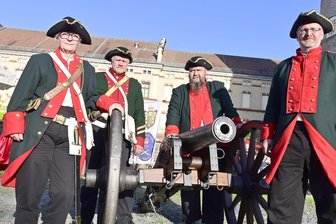 Reichenbacher und ihr Hobby: Traditionspflege mit Gewehr und Kanone - Die Reichenbacher Schützen waren beim dritten Kanonendonner auf Schloss Voigtsberg dabei. Im Bild: Marion und Frank Krause, Thomas Olma und Mike Müller (von links).