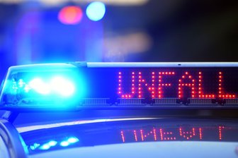 Reinsberg: Auto brennt nach Unfall – Schwerverletzte - In Reinsberg brannte nach einem Unfall ein Mazda vollständig aus.