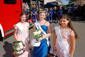 Rosenfest: Was man diesmal über Lichtensteins größtes Fest wissen sollte - Rosenprinzessin Fine I. (Mitte), hier 2025 bei der Krönung mit ihren Hofdamen Anna Lena (l.) und Alexia, wird am Samstag bereits wieder „abgekrönt“.