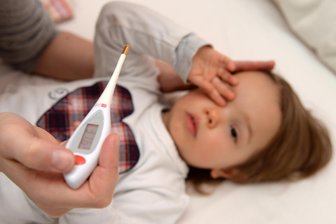 Kind krank? – Sachsens Väter sind in Kinderbetreuung spitze - Keine Kraft zum Toben: Die Maus bleibt zuhaus.