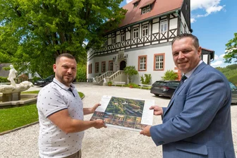 Schloss Rauenstein: Die 100. Hochzeit und eine Millionen-Vision - Schlossherr Nick Dietrich hat bereits Landrat Rico Anton (v. l.) in seine Pläne für Schloss Rauenstein in Lengefeld eingeweiht.