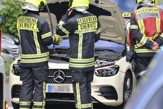 Schwerer Unfall vor Klinikum Chemnitz: Vier Verletzte, Straße gesperrt - Am frühen Dienstagabend hat es auf der Flemmingstraße in Chemnitz gekracht. Die Straße ist zur Stunde gesperrt.