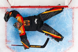 Seider schimpft: DEB taumelt ein Jahr vor der Heim-WM - Symbolträchtig: Deutschlands Torhüter Philipp Grubauer liegt auf dem Eis.