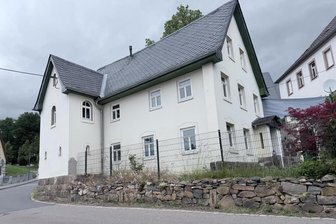 Sexparty neben Grundschule in Claußnitz: Ist das erlaubt? - Hinter den Fassaden dieses Einfamilienhauses am Anger in Claußnitz soll ein Sexclub stecken.