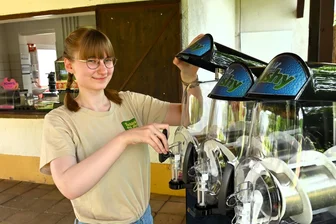 So schmeckt der Sommer: Was der neue Imbiss im Stadtbad Rochlitz bietet - Clara Pritscha bereitet im Kiosk im Freibad Rochlitz die Maschine für das Slush-Eis vor.