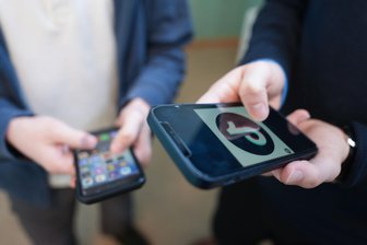 Social Media: Ein Alterslimit allein reicht nicht - Soziale Medien sind bei Schülerinnen und Schülern ein wichtiges Thema. Soll der Zugang dazu für Kinder eingeschränkt werden?