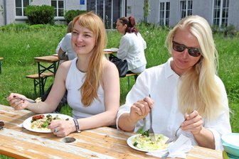 Sommerlich, schattig, günstig? Wo sich die Mittagspause in Zwickauer Restaurants lohnt - Lässig auf Bierbänken unter Birken essen lässt es sich an der „Mensa am Ring“ mit gutem Preis-Leistungs-Verhältnis, finden Susann Kühn (l.) und Ivonne Mallasch.