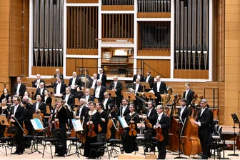 Spendenaktion für eine Königin: Chemnitzer Stadthallen-Orgel braucht Geld - So soll es künftig wieder öfter sein: die Orgel im großen Saal der Stadthalle als Teil der Sinfoniekonzerte der Robert-Schumann-Philharmonie – wie hier im Dezember 2025.