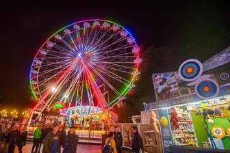 Stadtfest Aue kehrt nach Pause zurück: Programm, Preise und Highlights im Überblick - Die Besucher erwartet beim Stadtfest in Aue auch ein großer Rummel.