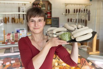 Start der Grillsaison im Erzgebirge: Mit welchen besonderen Bratwurst-Kreationen die Fleischer überraschen - Die Fleischerei Petzold, im Bild Inhaberin Carla Langer, hat mit reichlich Grillgut für Pfingsten vorgesorgt. Unter anderem gibt es in Buchholz Spargelbratwürste.