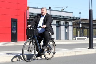 Steckengeblieben: Feuerwehr befreit Werdaus OB Kristensen aus dem Fahrstuhl - Werdaus OB Sören Kristensen am Bahnhof. Mit dem Rad war er auch am Freitag unterwegs.