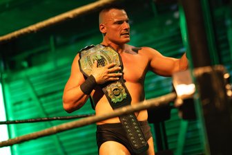 Stimme des Chemnitzer FC zündet als Wrestling-Announcer nächste Stufe – doch der Champion triumphiert - Verteidigte seinen Gürtel im Kraftverkehr Chemnitz: Heinrich Zorn, dessen düsterer Ring-Charakter mittlerweile sogar als Vorlage für einen Grusel-Roman dient.