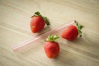 Strunk von Erdbeeren einfach entfernen - mit diesem Trick? - Lässt sich der Strunk von Erdbeeren einfach mit einem Strohhalm entfernen?