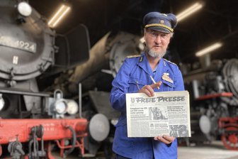 Tag des Eisenbahners in Chemnitz: Von Uniformen, Rotkäppchen und Blechbrotbüchsen - Mit Lektüre für die Lokführer-Pause: Heiko Ulf-Udo Martin in der Uniform eines DDR-Eisenbahners.