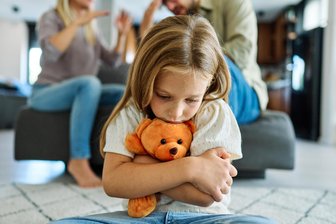 Unterhalt: Wie der Landkreis Zwickau säumige Väter zur Kasse bittet - Nach einer Trennung der Eltern steht dem Kind ein Unterhaltsvorschuss aus der Kasse des Landkreises zu, wenn ein Elternteil nicht in der Lage ist zu zahlen.