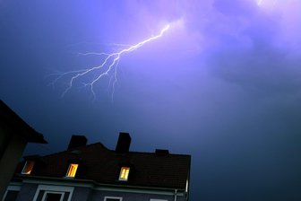 Unwetterschäden? So melden Sie diese der Versicherung - Hat der Blitz bei Ihnen zu Hause eingeschlagen? Dann sollten Sie jetzt genau wissen, wie Sie vorgehen müssen, um Ihren Versicherungsschutz nicht zu gefährden.