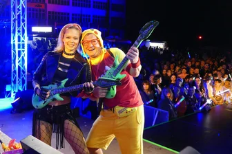 Venga Venga: Riesige Party im Erzgebirge bringt das alte MZ-Werk zum Beben - Mit Spielzeuggitarren, Süßigkeiten und unzähligen Hits brachten Tänzerin Raudi und DJ Andy La Toggo die rund 1000 Gäste in Stimmung.
