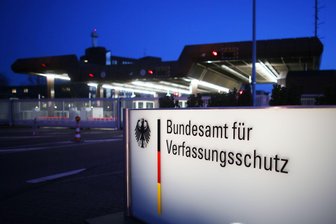 Verfassungsschutz: Christliche Influencer haben AfD-Kontakte - Mehr Details zu christlichen Influencern, bei denen der Verfassungsschutz Handlungen gegen die freiheitliche demokratische Grundordnung, erkennt, gibt die Bundesregierung nicht preis. Sie begründet dies unter anderem damit, dass dies zu "Abwehrstrategien" führen und dadurch die Erkenntnisgewinnung erschweren könnte. (Symbolbild)