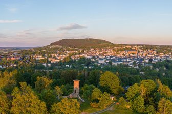 Verliert das Erzgebirge den Welterbe-Titel, falls neben dem Pöhlberg Windräder stehen? - Der Blick vom Schreckenberg über Annaberg-Buchholz in Richtung Pöhlberg. Würden Windräder in Sichtweite eine Gefahr für den Welterbe-Titel bedeuten?