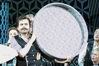 Verquirlter Quark, aber witzig: Die Semperoper zeigt Nino Rotas „Florentiner Hut“ - Auf den Deckel: Piotr Buszewski als Fadinard in „Der Florentiner Hut“.