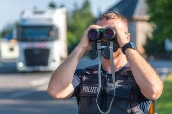 Verstoß gegen das Waffengesetz: Bundespolizei vollstreckt Haftbefehle in Reitzenhain - Drei gesuchte Personen konnte die Bundespolizei bei Reitzenhain aufgreifen.