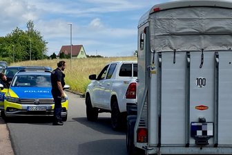 Veterinäramt beschlagnahmt Pferde einer Harthaer Züchterin in Geringswalde - Mit Unterstützung von Polizeibeamten kam eine auf Tiertransporte spezialisierte Spedition nach Geringswalde, um die Pferde der Harthaer Züchterin abzuholen.