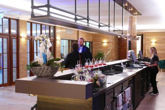Vom Lost Place zum Vier-Sterne-Hotel: So sieht es im Pawlow-Hotel im Erzgebirge heute aus - Das Pawlow-Hotel in Warmbad ist nach aufwendigen Umbau- und Sanierungsarbeiten nun eröffnet worden. So sieht es im Foyer aus.