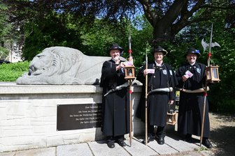 Warum ein Null-Euro-Schein im Erzgebirge Sammlerherzen höher schlagen lässt - Die drei Nachtwächter von Annaberg-Buchholz nahmen vor dem Buchholzer Löwen die ersten druckfrischen Exemplare des Null-Euro-Scheins entgegen.