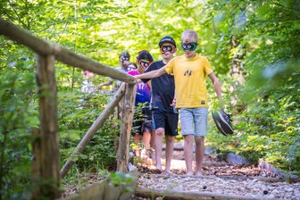 Warum eine Schulleiterin aus dem Erzgebirge mit Schülern unbedingt in den Wald will - Henri Leonhardt (vorn) war einer der Grundschüler aus Gornsdorf, die sich bei den Waldjugendspielen in Conradswiese mit verbundenen Augen auf den Pfad der Sinne wagten.