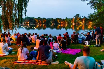 Was machen wir am Wochenende: Ausgehtipps für Westsachsen - Am Freitagabend wird wieder magische Atmosphäre beim Romantischen Lichterfest am illuminierten Zwickauer Schwanenteich herrschen.