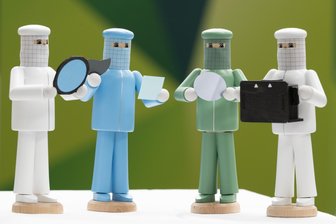 Was neuer „Aktionsplan“ für Sachsens Handwerk neben 3000-Euro-Meisterbonus noch verspricht - Ausgestellt beim Branchentreff im Silicon Saxony: Reinraum-Personal als Räuchermännchen. Kann Sachsens Handwerk auf mehr Unterstützung durch die Landespolitik hoffen?