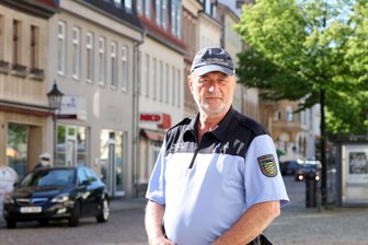 Westsächsischer Sicherheitswächter geht nach 25 Jahren: „Er hat ein Gespür für Leute“ - So kennen die Werdauer und Crimmitschauer Andreas Hertzsch. Am 6. Juni vor 25 Jahren hat er sein Ehrenamt bei der Sächsischen Sicherheitswacht begonnen.