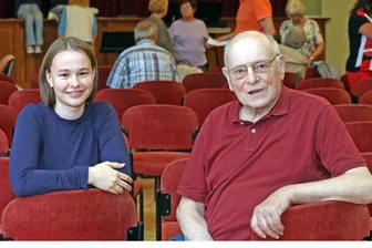 Wie ein Chor in Westsachsen Generationen zusammenbringt: „Früher waren wir nur ältere Männer“ - Trotz stolzen 66 Jahren Altersunterschieds haben Lena Marie Fischer und Wilfried Bartsch Spaß am gemeinsamen Singen im Langenbernsdorfer Chor.