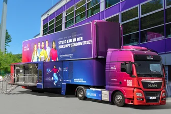 Wie ein Truck Schüler im Erzgebirge für die Metallbranche begeistern soll - Was macht eigentlich ein Zerspanungsmechaniker? Das erfahren Schüler im M+E-Infotruck.