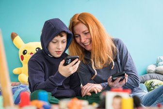 Wie oft reden Sie mit Ihren Kindern über Cybersicherheit? - Eltern als Vorbilder: Achtsames Begleiten und klare Regeln schaffen eine sichere Basis für den Umgang mit digitalen Medien.