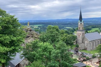 Wie Schönecks Bürgermeister Windräder im Oberen Vogtland verhindern will - Ein Windrad zwischen Altem Söll und Kirchturm? Dass dieses Szenario nie Realität wird, dafür braucht es einen Raumordnungsplan Wind, sagt Schönecks Bürgermeister.