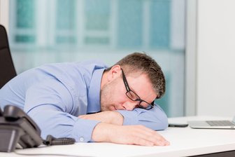 Wie übersteht man lange WM-Nächte? Tipps vom Schlafforscher - Am Tag nach dem späten WM-Match siegt die pure Müdigkeit? Dann tut ein Nickerchen gut (aber lieber nicht im Büro).