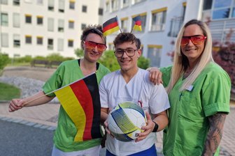 WM-Fieber ausgebrochen in Klinikum im Vogtland: Dai, Dai, da rollt der Ball - Die Physiotherapeuten Nicole Förster, Valentin Hilbert und Maria Mehlhorn hatten die Idee zum witzigen WM-Clip. Der Ball stammt von Nicole Försters Freund - Steve Gorschinek, ein Fußballer vom VfB Auerbach.