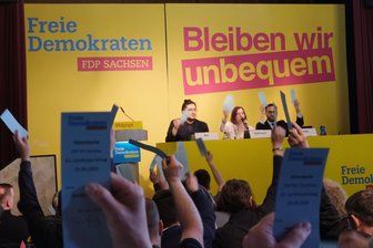 Zukunft der Liberalen: Sachsens FDP hofft auf den Kubicki-Effekt - Aufbruchstimmung statt Resignation nach Wahlschlappen: FDP-Landesparteitag im Leisniger Schützenhaus.