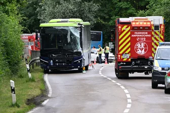 Zweitklässler stirbt bei Bus-Zusammenstoß auf Schulausflug - Mehr als 100 Rettungskräfte waren nach dem Unfall im Landkreis Dachau im Einsatz.