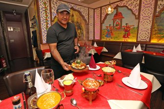 Zwickau: Früheres indisches Restaurant „Ganesha“ nun als „Delhi“ wiedereröffnet - Restaurant-Chef Surendra Thapa serviert Hühnchen-Tandoori im Zwickauer Gasthaus „Delhi“.
